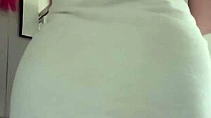 拉丁成熟妇人在浴室用脏话暴露大阴部