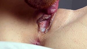 湿润小穴舔到高潮，近距离POV