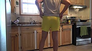 Madrastra tabú deja que hijastro la folle mientras cocina en la cocina