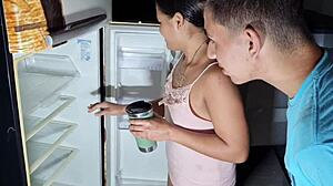 Kasno je bilo, prišel je po hladilnik in končal z jemanjem moje ritke