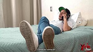 Moj prijatelj z ogromno palico me povabi gledat Netflix, medtem ko me trdo jebe doma. Tako podrejen in amaterski.