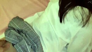 Gadis Asia dalam adegan JAV tak sensor meneroka nafsu bersama