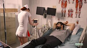 Jururawat Odette Fox goda pesakit Brandon Ashton dengan pantat besarnya dalam konsultasi.