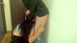 Mijn baas en ik raken elkaar aan tijdens de kantoorvergadering, doe je mee met ons orale spel?