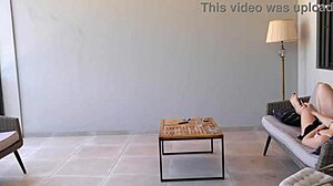 Smal ung 18+ tjej sprutar i vacker blondins mun på terrassen