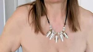 annan joi:tä kuumasta tädillisestä mummokehostani sukissa ja alusvaatteissa