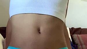 Hieman laillinen ja super pieni 18+ teini 18+ näyttää pörröisen pillunsa ja leikkii vibraattorillaan ja alusvaatteillaan alusvaatepankki - käytetyt alusvaatteet