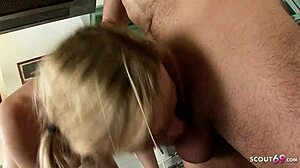 iki arkadan MILF orospu büyük sik üçlü anal köpek pozisyonu yutuyor