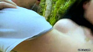 wow, Angela Steel kemény seggbaszást kap a természetben!