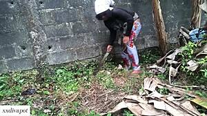 农场骚货在农田里和继兄做狗狗式