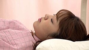 Dormind doar și câștigând sute de mii! Job de testare clinică plătit bine pentru viață bogată de studentă!! Studentă orbită de bani așteaptă nou drog afrodiziac și doctor rău! Corpul îi arde ciudat, se lipește de pulă, își deschide singură pizda udă și înnebunește, imploră pentru ejaculare internă! parte1