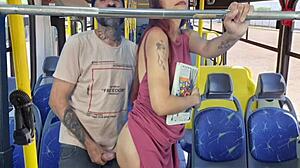 学生在公交车上被后入式操