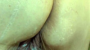 Pantat besar juicy gemuk putih BBW MILF mandi dengan bibir pussy besar terlihat