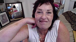 Jeg er så rørt af Dawnskye1962 der bærer mit undertøj for hendes imaginære kæreste. Det er vildt og sexet!