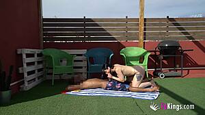 Nadja Lapiedra seduce a vecino colgado en terraza compartida para acción salvaje
