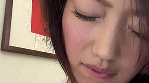 娇小日本继妹给处男继兄第一次无码JAV吹箫