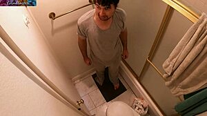 هاي، زوجة أبي وابن زوجة أبي يتسللون للحمام لمتعة سرية