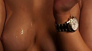 فتاة جريئة تشعر بالإثارة مع قذف على الوجه وابتلاع كل قطرة