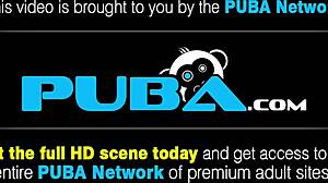 Osamělá brunetka na posteli cpí růžovou hračku hluboko dovnitř!