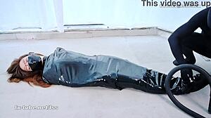 hej, chceš vidieť ázijskú dámu zviazanú v latexovom obleku na spanie? povedz, aká divá je tá spiaci bondage scéna?