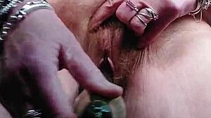 Memek Berbulu Oma Diisi Timun Raksasa Dalam Banget!!