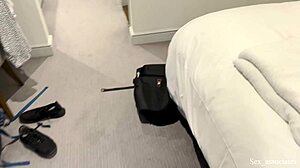 Пасторка и син деле кревет у хотелској соби за врели секс