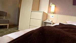 偷拍23岁高中女教师骗她免费美容换衣生插第二部