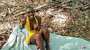 Schwarze Deutsche Zaawadi gefickt im Park